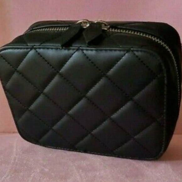 Trish McEvoy Handbags - Trish McEvoy Black Quilted Cosmetic Brush Holder